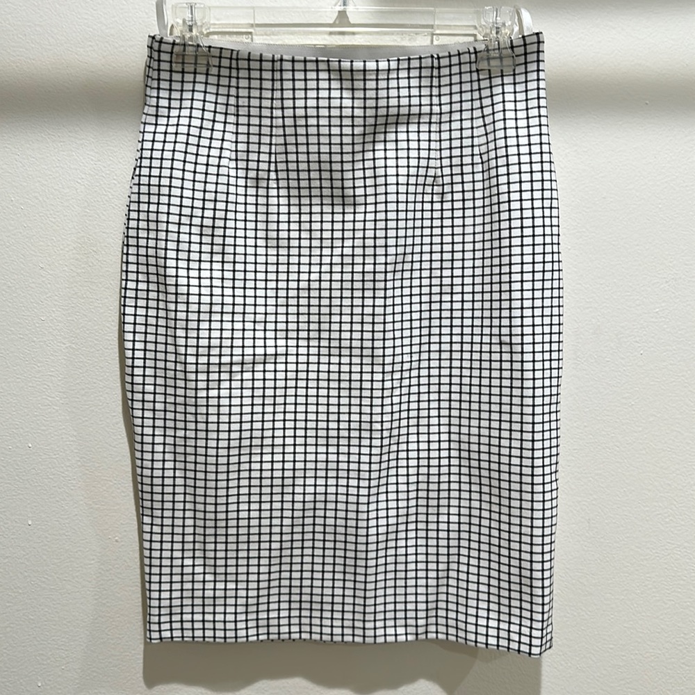 Amanda & Chelsea Black and white skirt